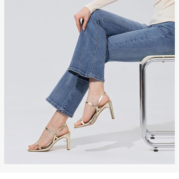 Gold heels size 8 - Picture 4 of 7